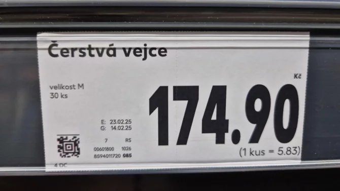 Černobvílá cenovka vajec z Kauflandu ve výši 174,90 korun za 30 kusů
