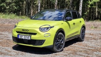 Náhledový obrázek - Test: Fiat 600 Sport 1.2 Turbo Hybrid 145 je příjemná motokára pro čtyři. K vrcholnému Abarthu ale stále jen vzhlíží