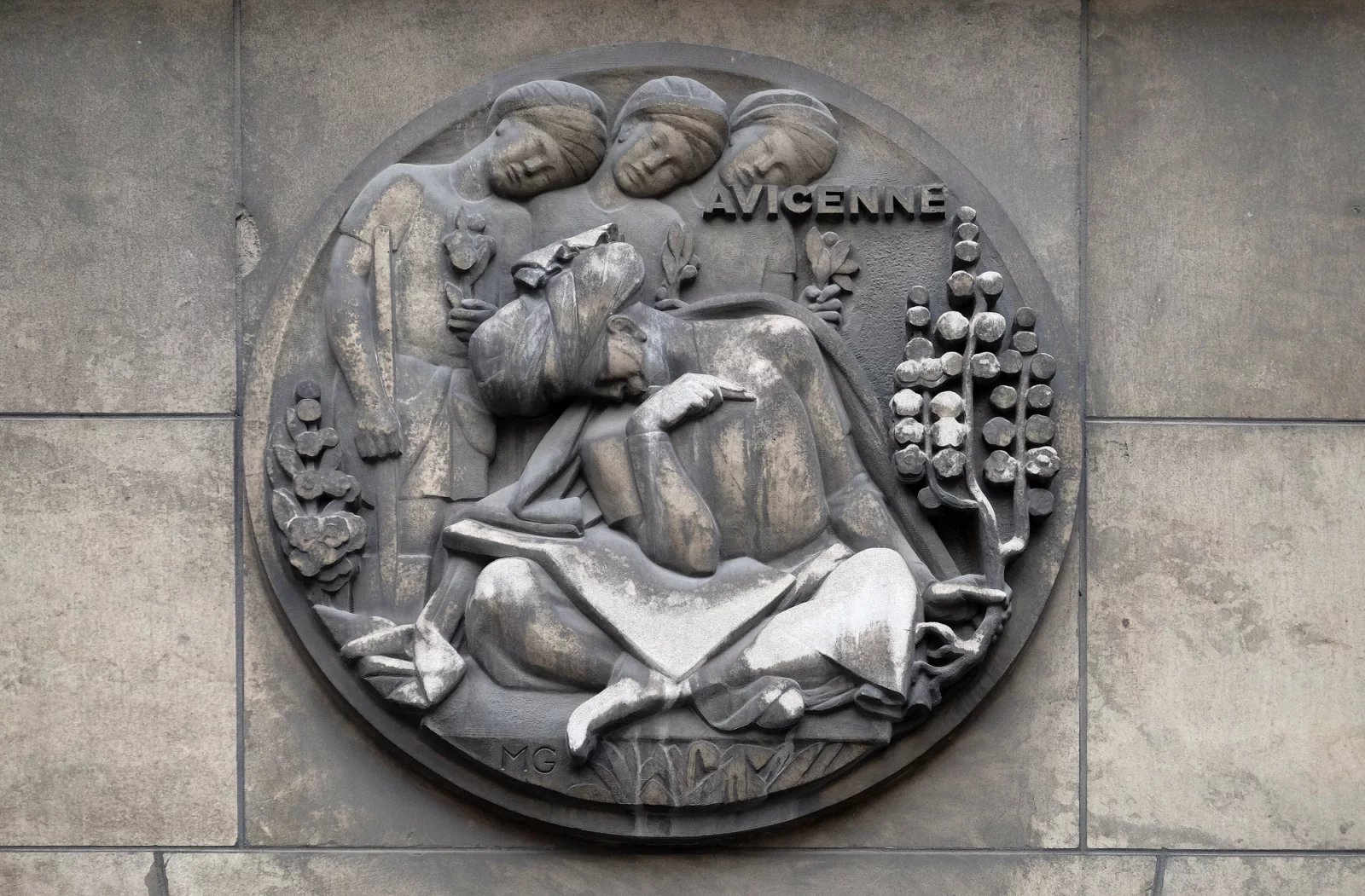 Avicennům relifér na lékařské fakultě v Paříži