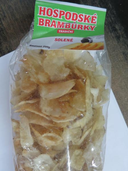 Hospodské brambůrky tradiční solené. Kategorie: Nebezpečné potraviny. Nevyhovující parametr: vůně. Výrobek zapáchal po žluknutí. Distributor: Milan Rais, Prachovice. Země výroby: ČR. Místo kontroly: Hoai Dang Xuan, Vamberk