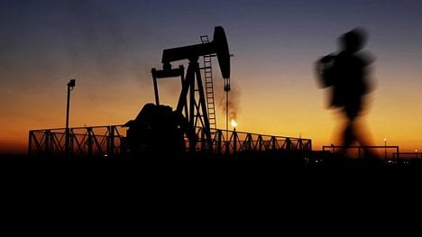 Náhledový obrázek - Cena ropy prudce padá. Klesla nejvíce od války v Perském zálivu