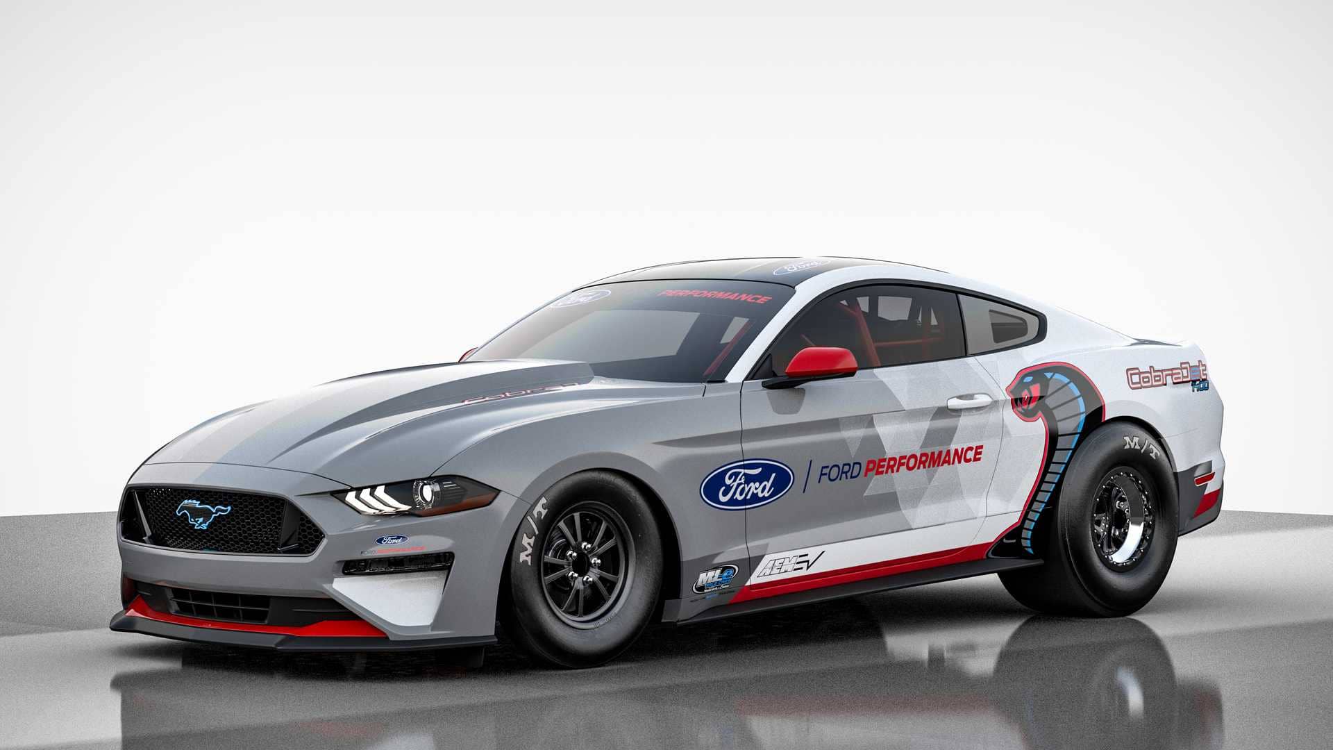 Ford předvádí elektrický dragster. Mustang do zásuvky má 1400 koní