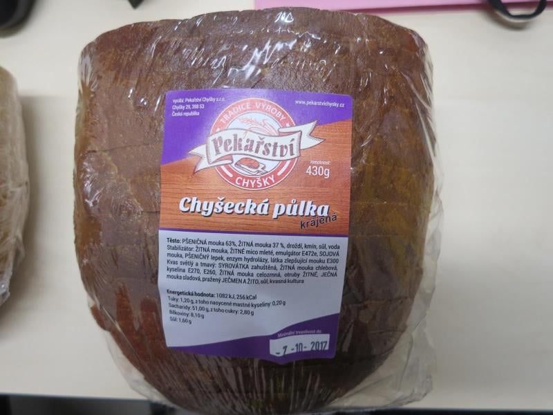 Výrobna Pekařství Chyšky: Chyšecká půlka krájená - Chléb byl hodnocen poslední den trvanlivosti. Na povrchu se vyskytovala plíseň  viditelná pouhým okem.