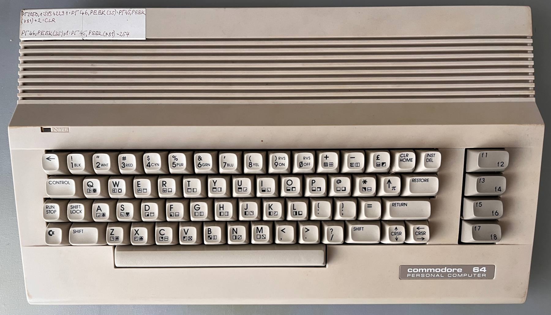 Bližší pohled na počítač v původním stavu.