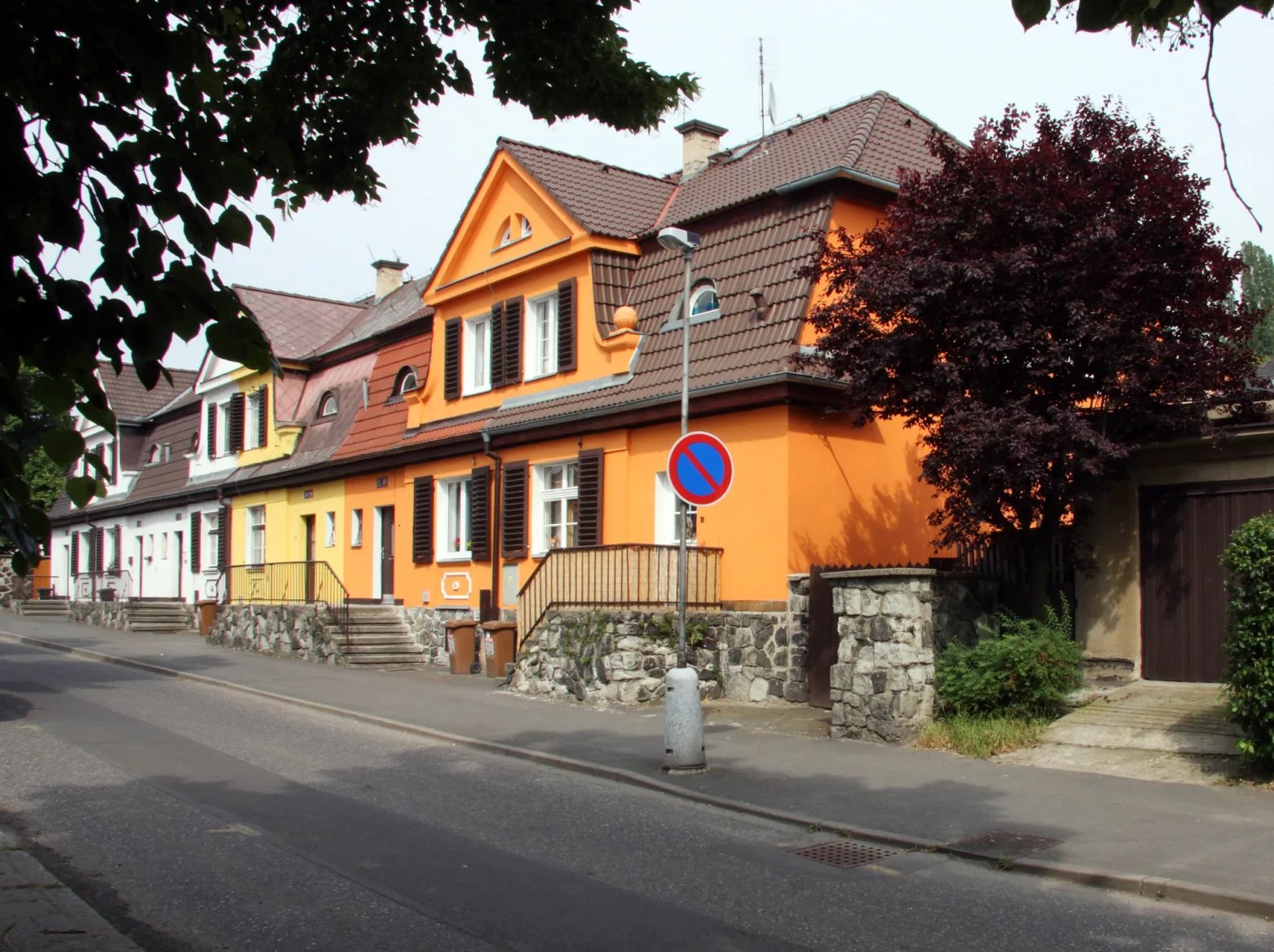 Jedna z kolonií někdejší společnosti Schicht. Snímek z roku 2008.