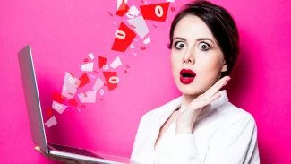 Žena u počítače se slevami v šoku