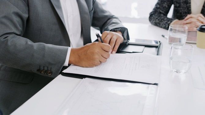 Náhled na ruce - osoba podepisuje dokument