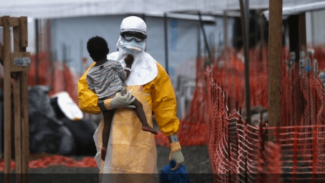 Náhledový obrázek - The Telegraph: Přeživší eboly jsou nadějí pro nakažené