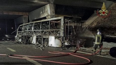 Náhledový obrázek - Nehodu maďarského autobusu u Verony nepřežilo 16 lidí