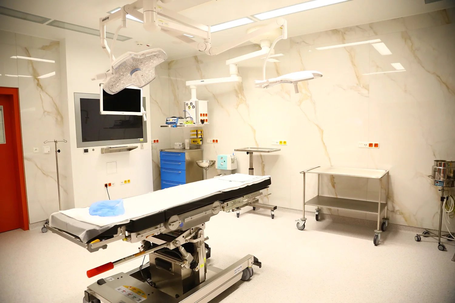 Princip jednodenní péče spočívá v tom, že se při jednodušších zákrocích preferují
moderní a miniinvazivní zákroky, jež nevyžadují hospitalizaci přes noc, ale po
krátkém odpočinku na lůžku pacienti odchází domů.