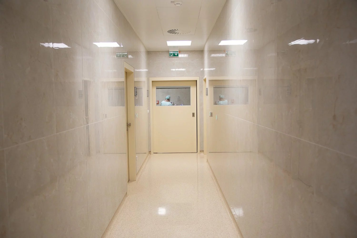 Centrum jednodenní péče má k dispozici celkem čtyři operační sály. Část z nich se nachází v pavilonu C berounské nemocnice.