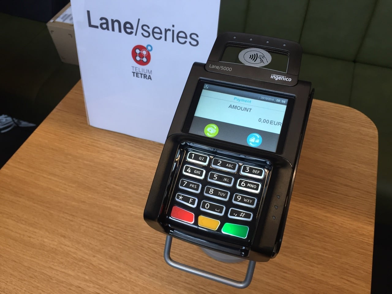Terminál Ingenico Lane 5000 je určen hlavně k pokladnám a je nepřenosný.