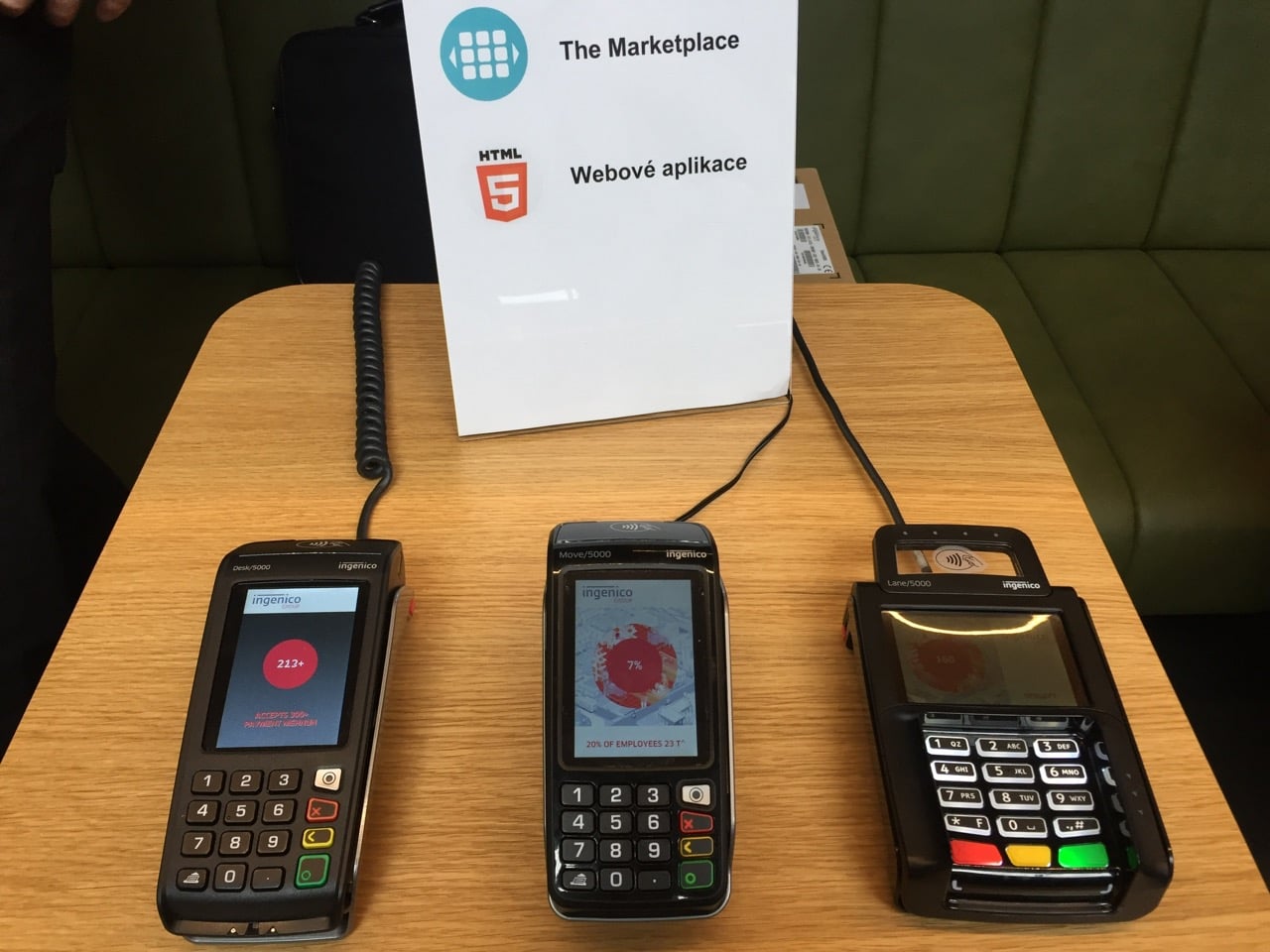 Zleva stolní, mobilní a pevný terminál Ingenico.
