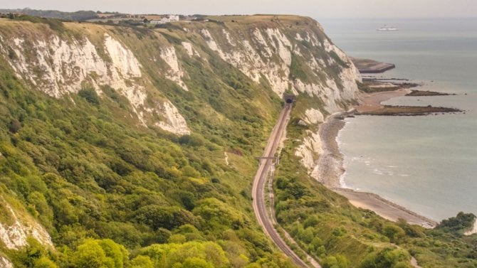 Eurotunel spojuje Británii s pevninskou Evropou už 32 let. Může se pochlubit jednou z nejdelších podmořských železnic na světě