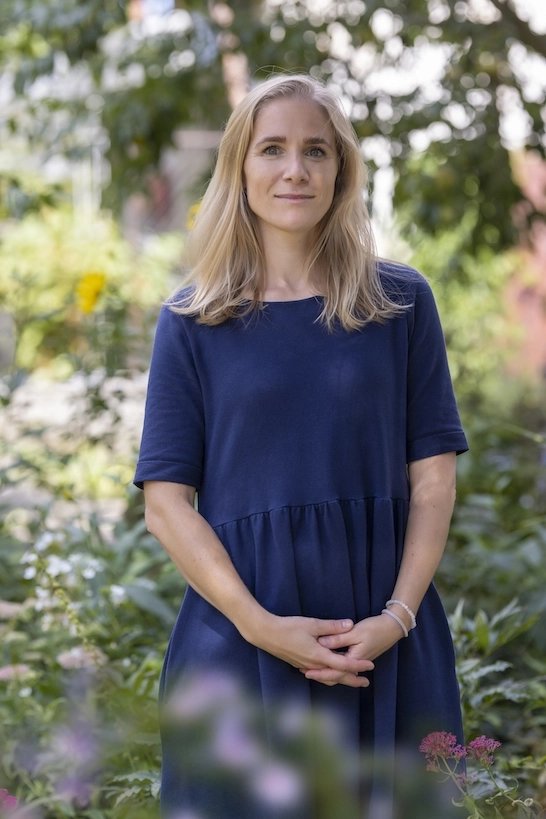 Je lektorkou validace podle Naomi Feilové, facilitátorkou evropské reminiscenční sítě, ředitelkou Komunitního centra fara pro seniory v Čelákovicích a psychoterapeutkou ve výcviku Rafael institutu. Absolvovala řadu vzdělávací kurzů k tématu demence.