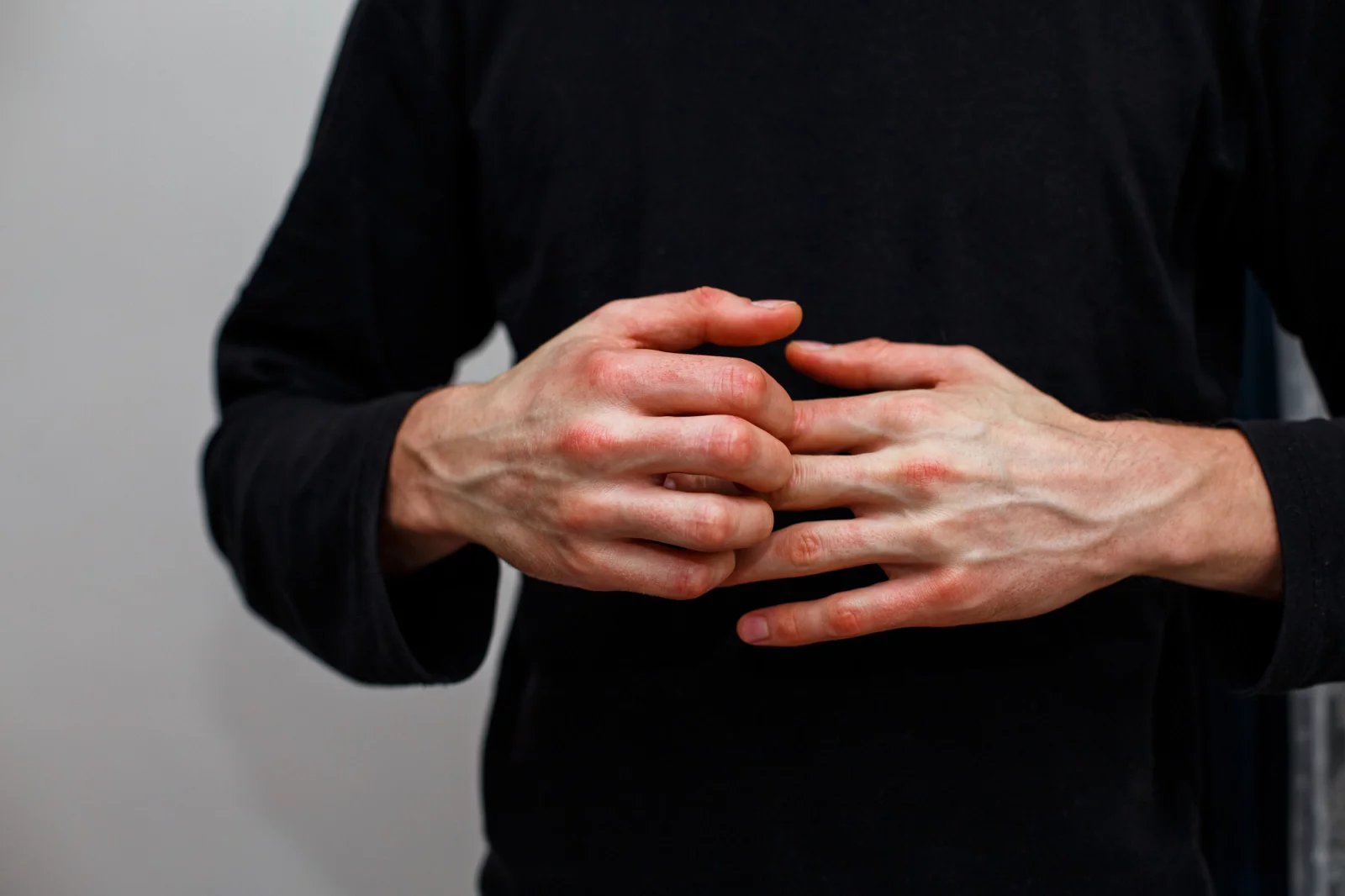 Jelikož do autoimunitních onemocnění spadá široké spektrum chorob, neexistuje jeden univerzální test, který by byl schopný nemoc diagnostikovat. Je proto nutné na základě konkrétních symptomů provést kombinaci různých vyšetření.