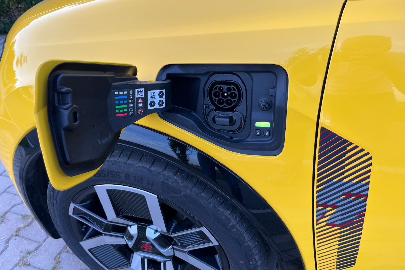 Nabíjení baterie je relativně rychlé i na standardní nabíječce.