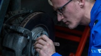 Náhledový obrázek - Jak dobří jsou mladí automechanici? Soutěž otestovala, jak dokáží pracovat pod tlakem
