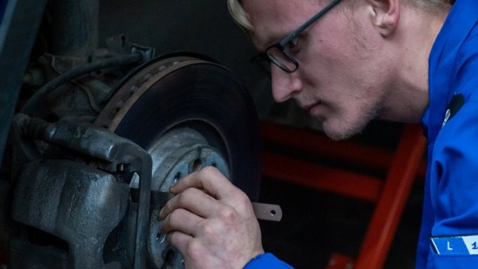 Jak dobří jsou mladí automechanici? Soutěž otestovala, jak dokáží pracovat pod tlakem