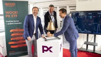 Zleva generální ředitel pražské burzy Petr Koblic, partner a šéf WOOD & Company Vladimír Jaroš a Jan Sýkora, partner WOOD & Company