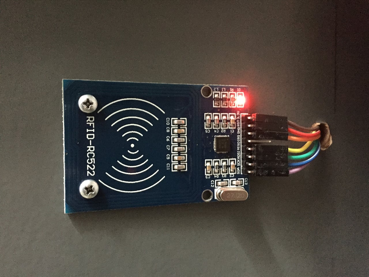 Odemykání dveří v Paralelním Polis pomocí NFC čipů.