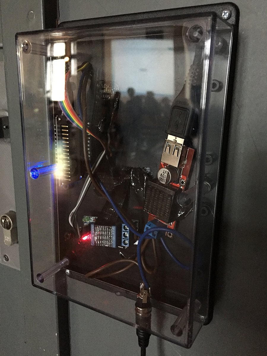 Zadní část otevírání dveří skrze NFC.