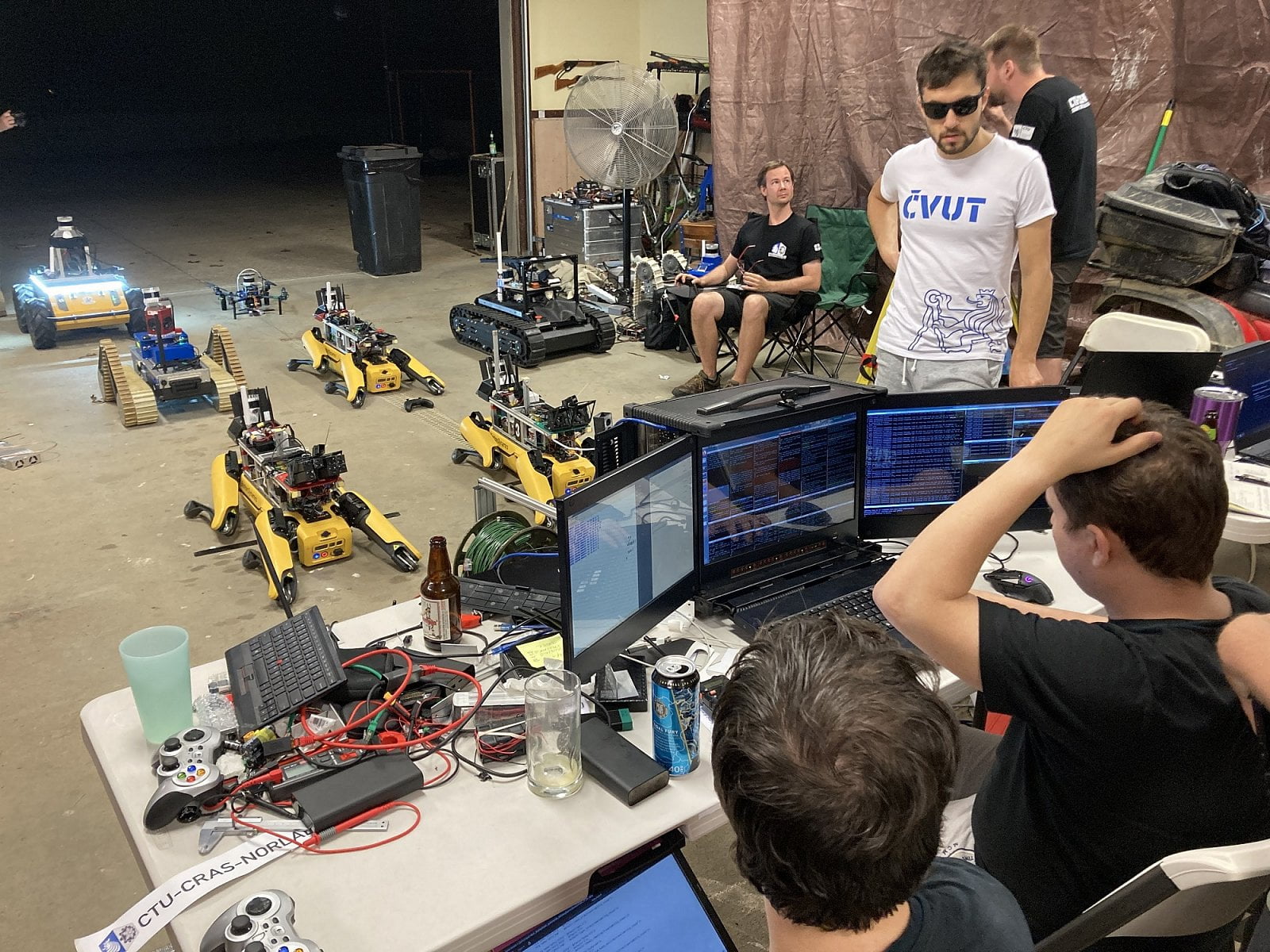 Český soutěžní tým v podzemí.