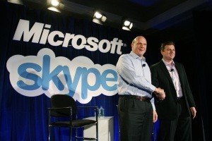 Steve Ballmer, výkonný ředitel společnosti Microsoft a Tony Bates, výkonný ředitel společnosti Skype, stvrzují akvizici