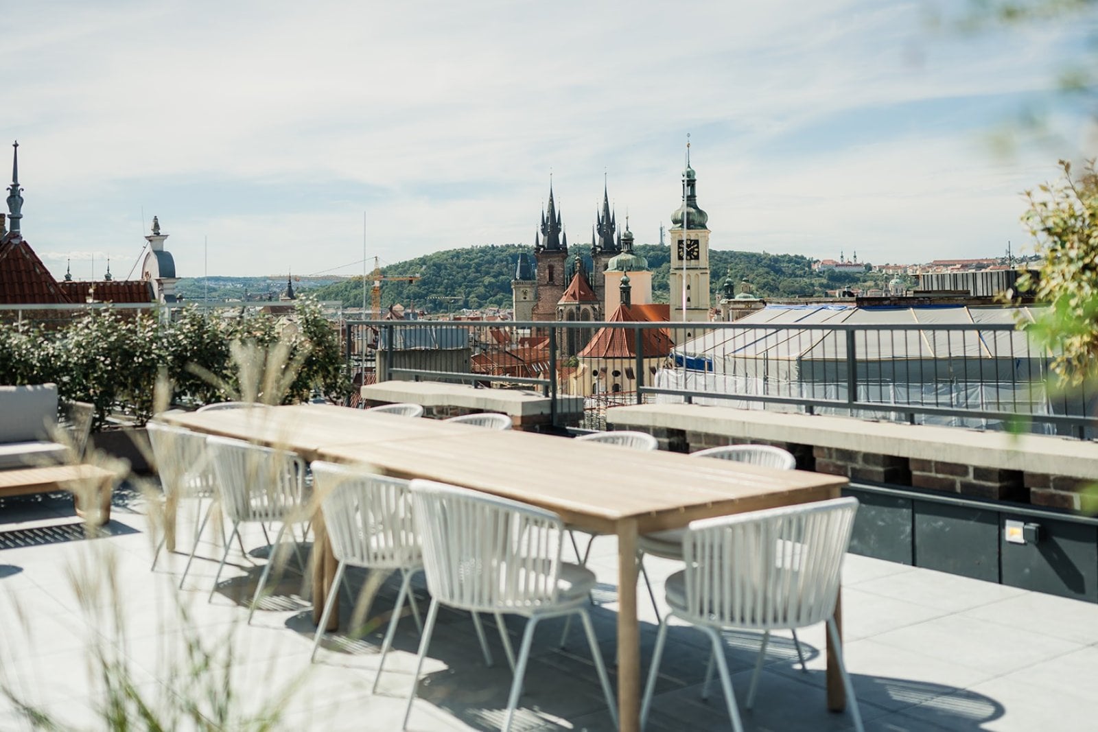 Budova Náměstí Republiky 7, kterou obsadil Scott.Weber Workspace