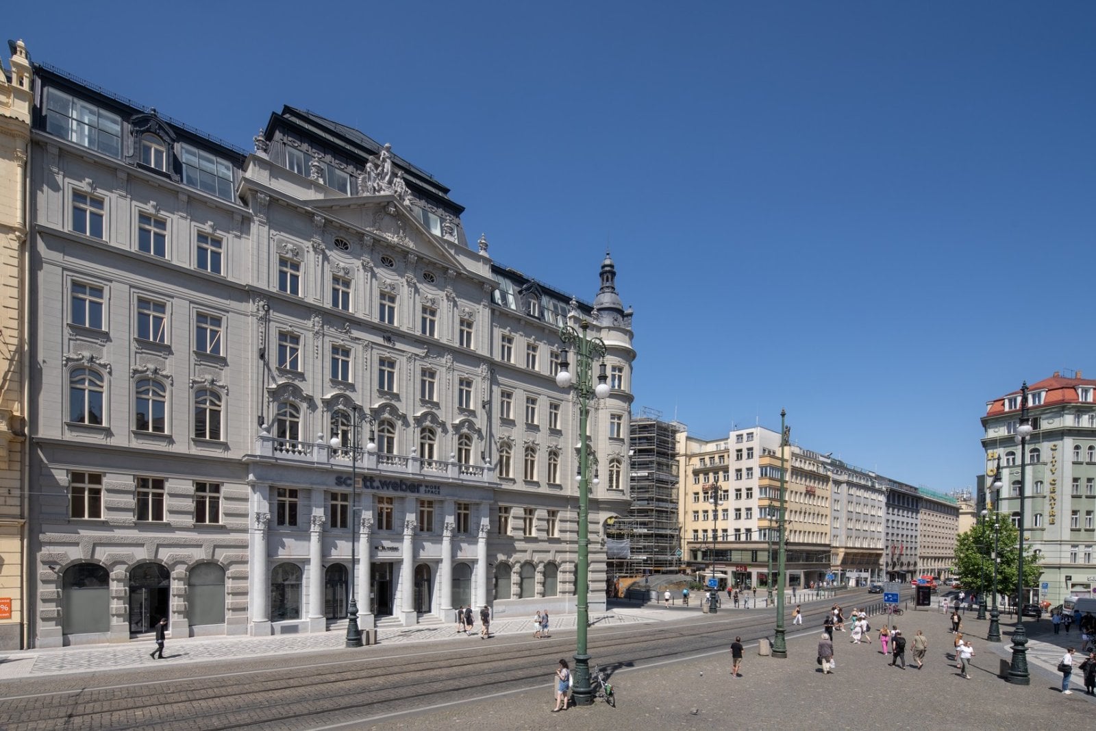 Budova Náměstí Republiky 7, kterou obsadil Scott.Weber Workspace