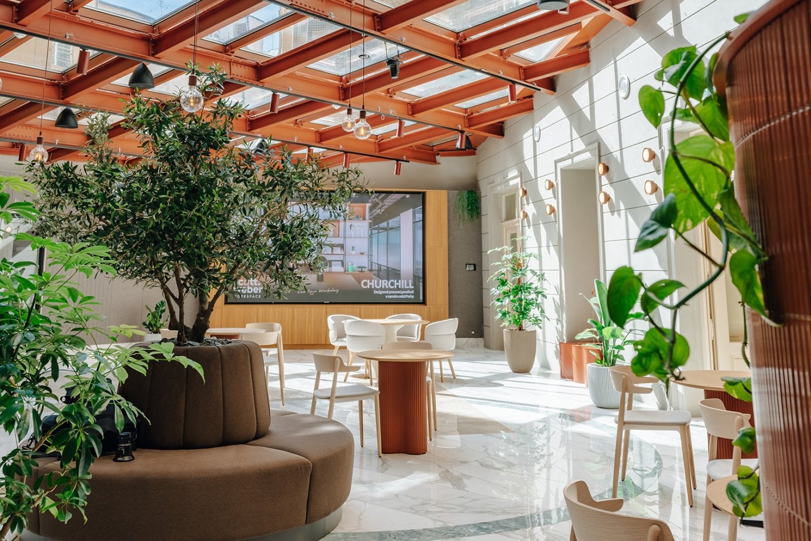 Budova Náměstí Republiky 7, kterou obsadil Scott.Weber Workspace