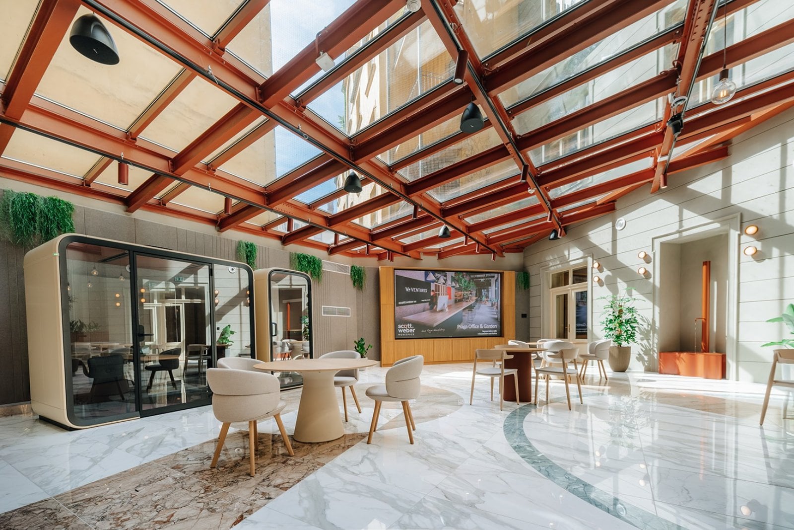 Budova Náměstí Republiky 7, kterou obsadil Scott.Weber Workspace