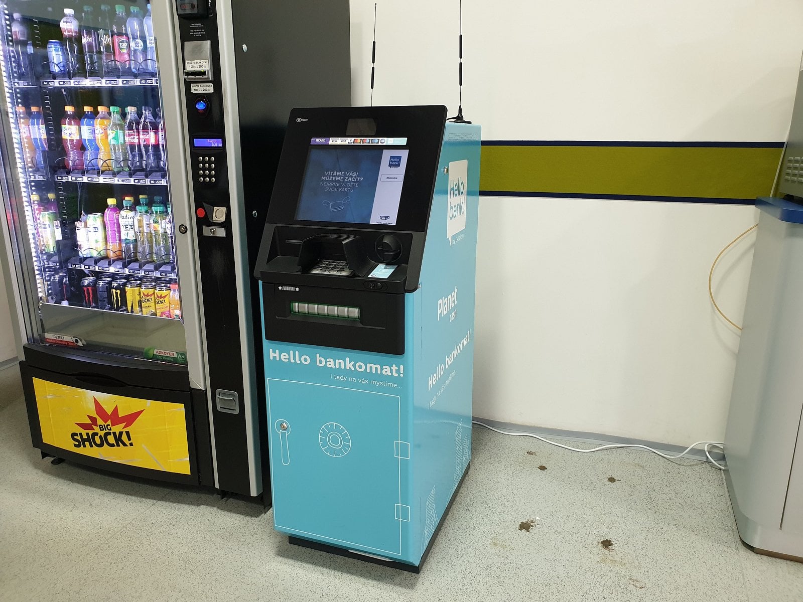 Bankomat Hello bank! v centrále Alza.cz (asi 10 metrů za pokladnami, Jateční 33a, 170 00 Praha 7)