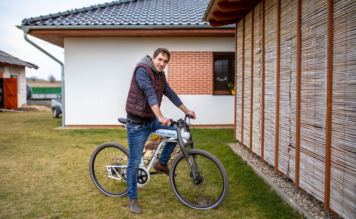 Tomáš chtěl nejdříve vyrábět kola, ale od toho upustil - to, které sestavil, si nechal na památku.