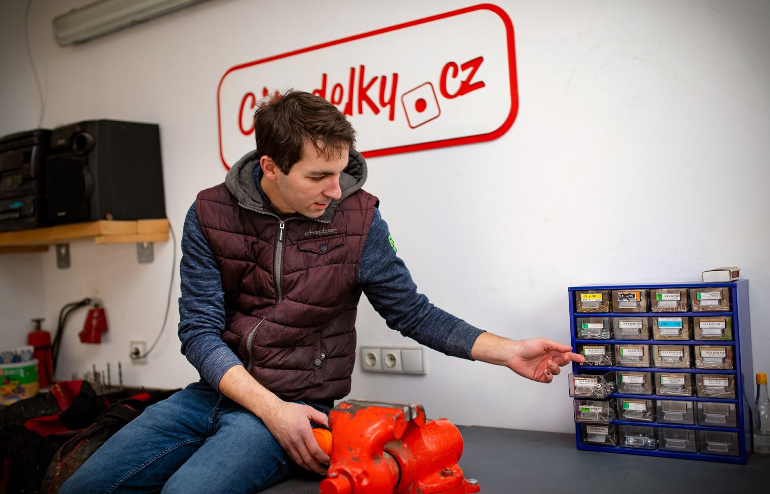 K výrobě je třeba mnoho drobných komponentů.