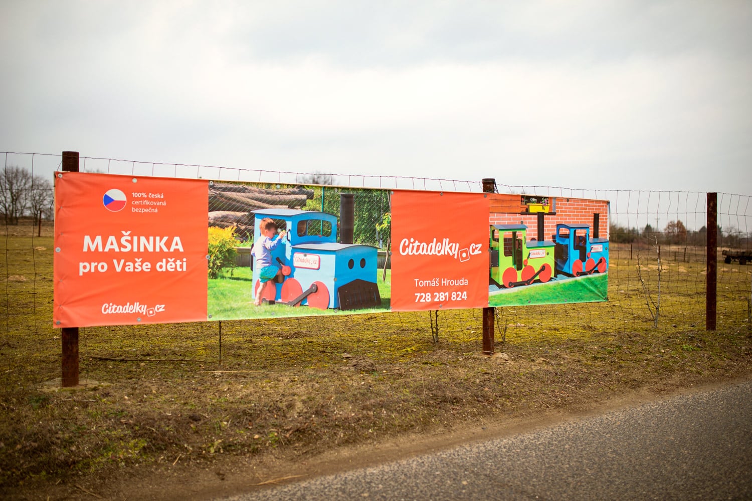 Poutač u hlavní silnice.