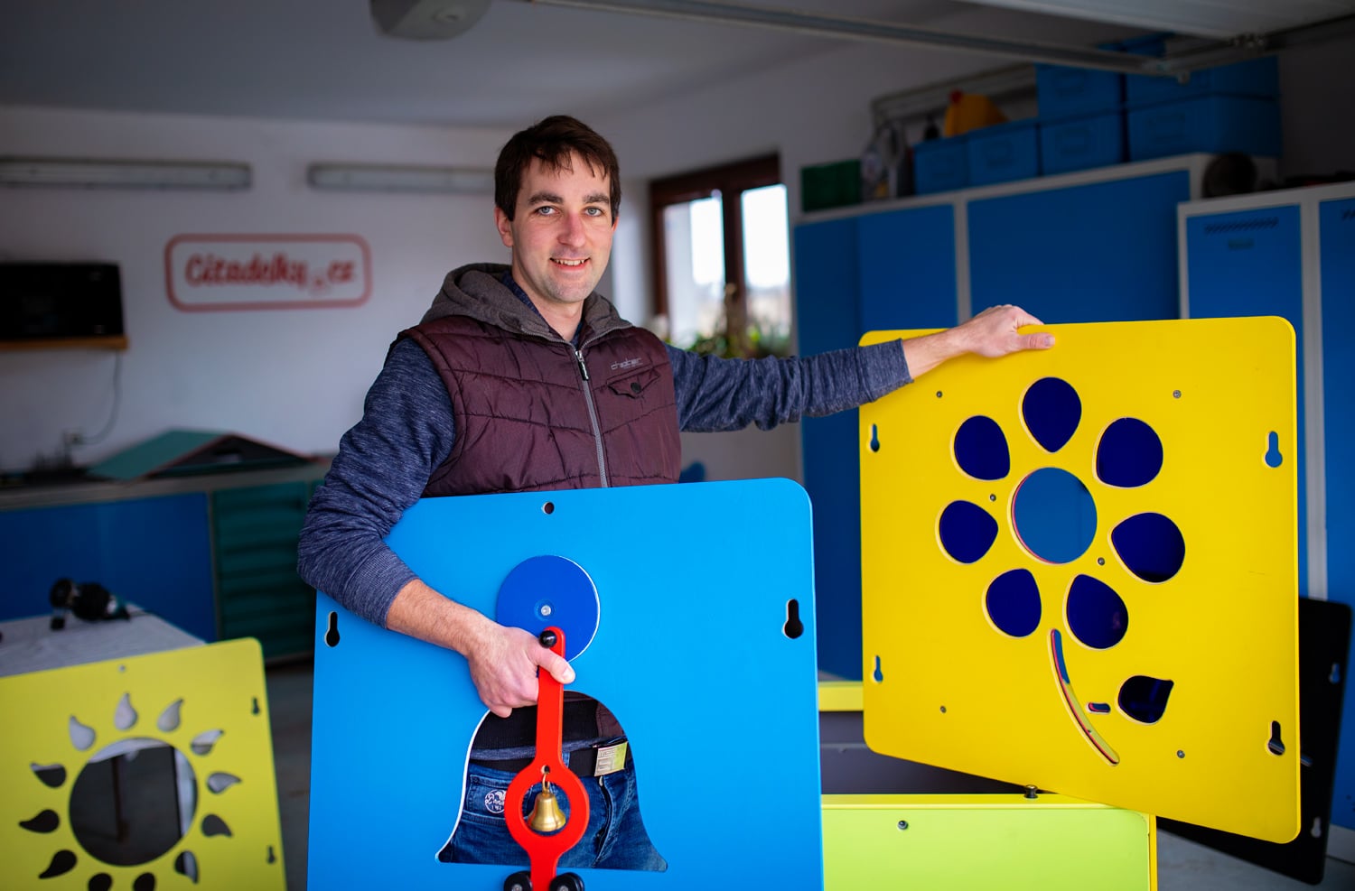 Tomáš ukazuje vyměnitelné tematické stěny pro herní kostku.