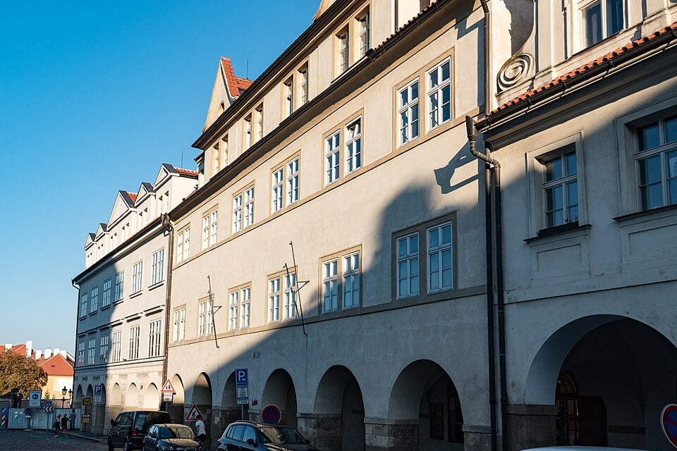 Budova Loretánské náměstí 109/3 v Praze, kde sídlil Ústav matematických strojů