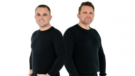 Nefušují do kryptoměn ani AI, přesto rostou jako diví. Slovenská rodinná firma slaví úspěch s garážemi na klíč, montáž zvládá za pár hodin
