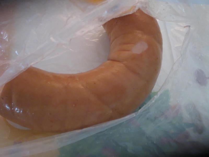 57 nálezů v kategorii nebezpečných potravin. JEDNOTA, Horní Štěpánov, Slovenský salám. Výrobek zapáchal po kažení. Při kontrole nebyly zjištěny nevyhovující teploty skladování tohoto výrobku. Vzorek byl odebrán z načatého balení, u něhož nebylo možné zjistit (nebylo uvedeno), kdy došlo k rozbalení.