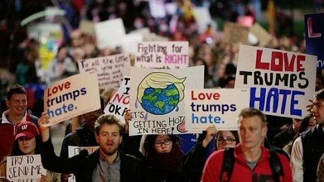 Náhledový obrázek - Protesty pokračovaly. Neférové, ohradil se Trump