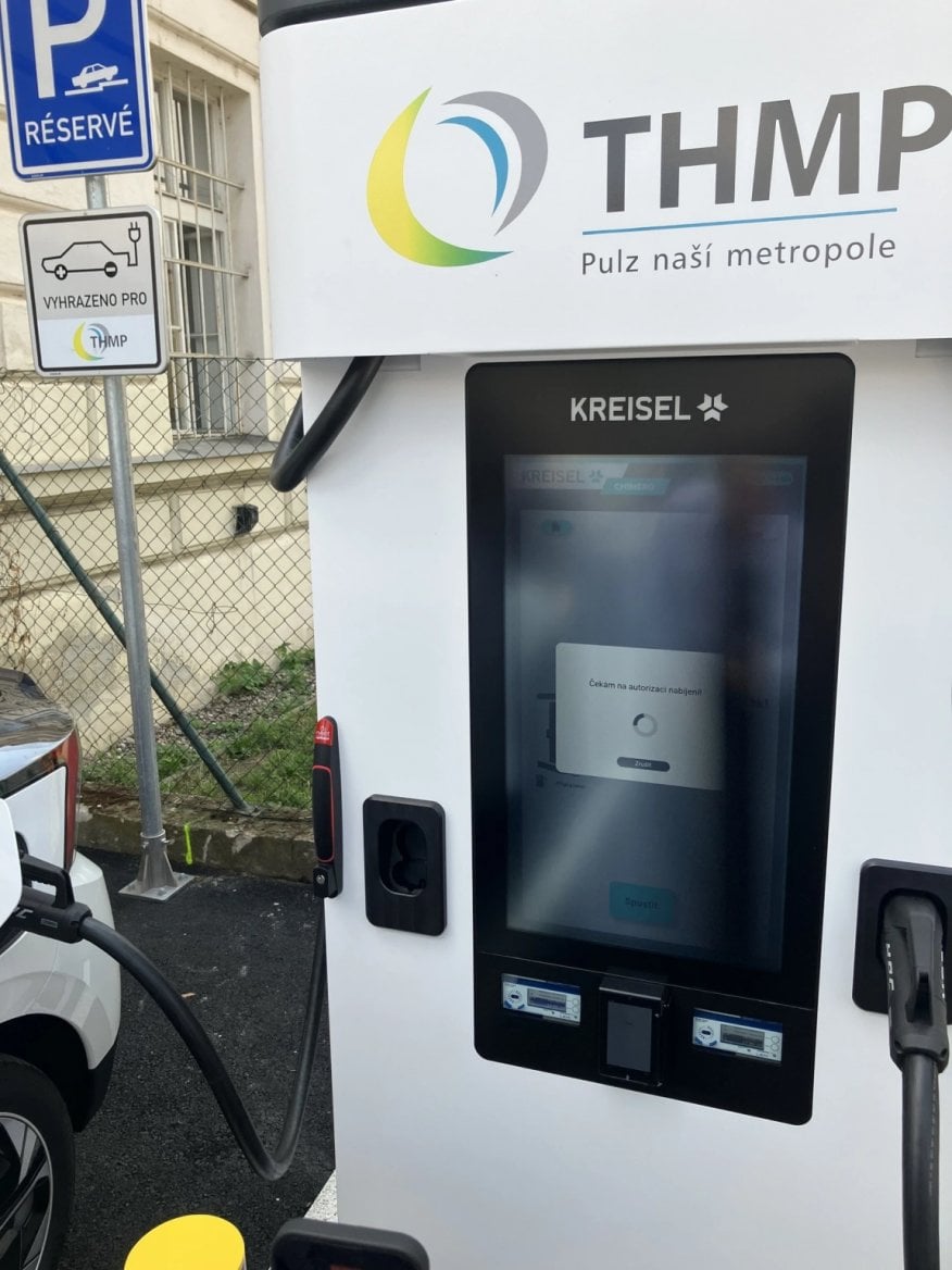 Solární carport s rychlodobíjecí stanicí THMP v Praze