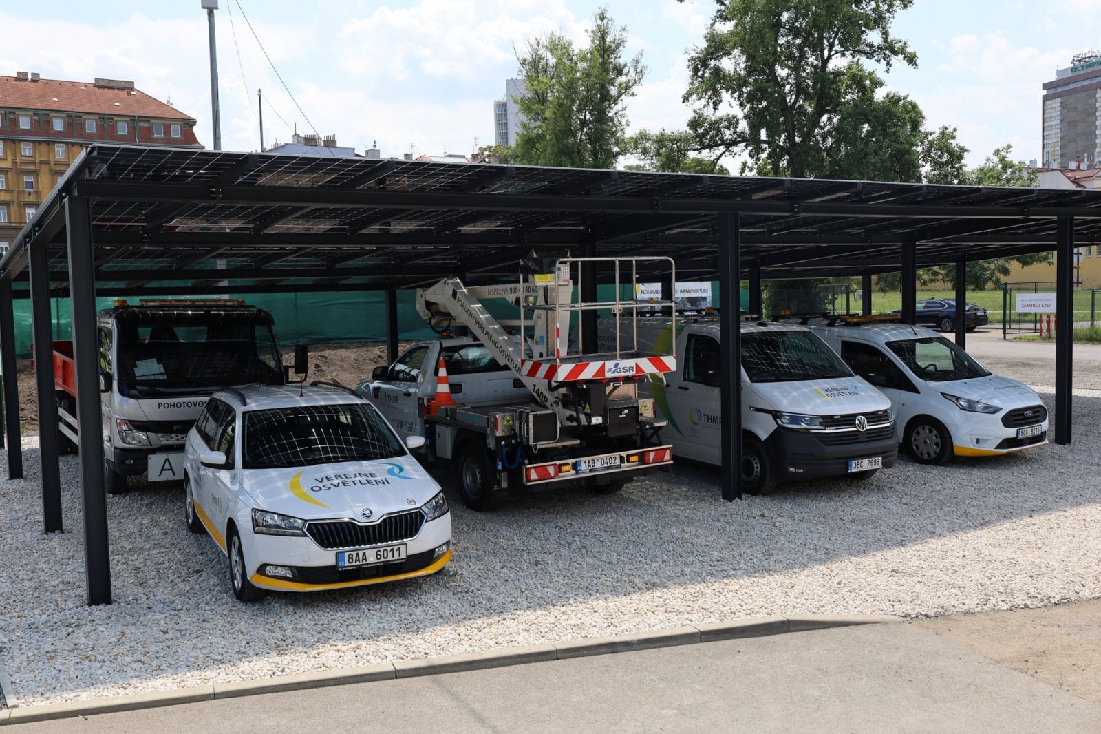 Solární carport s rychlodobíjecí stanicí THMP v Praze