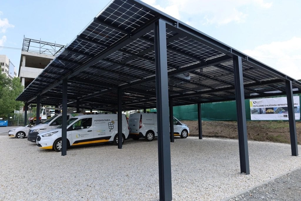Solární carport s rychlodobíjecí stanicí THMP v Praze