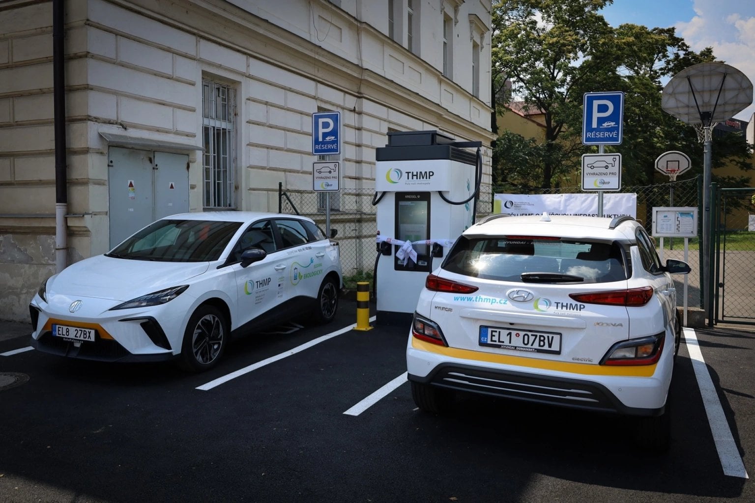 Solární carport s rychlodobíjecí stanicí THMP v Praze