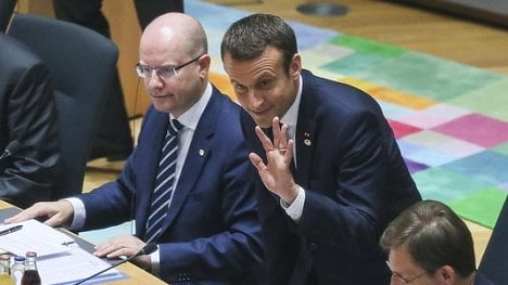 Náhledový obrázek - Macron chce vést dialog  s V4, říká Sobotka. Problémem je sociální dumping