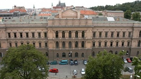 Náhledový obrázek - Průzkum: ČNB a Ústavnímu soudu věří z Čechů více než polovina