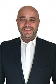 Autor: Archiv Pavla H??dela/?prava Lupa.cz Ing. Pavel Hřídel (*1970) - Vystudoval letecké inženýrství v Košicích, poté byl stíhacím a dopravním pilotem v české armádě. Pracoval na manažerských pozicích v českých i zahraničních firmách (Sítos, AstenJohnson, 4U Consulting, Filtration Group). Teplárnu ve Strakonicích dostal ze ztráty do zisku. Nyní je od ledna 2023 krizovým manažerem výrobce zdravotnických prostředků Batist Medical. Pro firmu v insolvenčním řízení připravuje restrukturalizační program.
