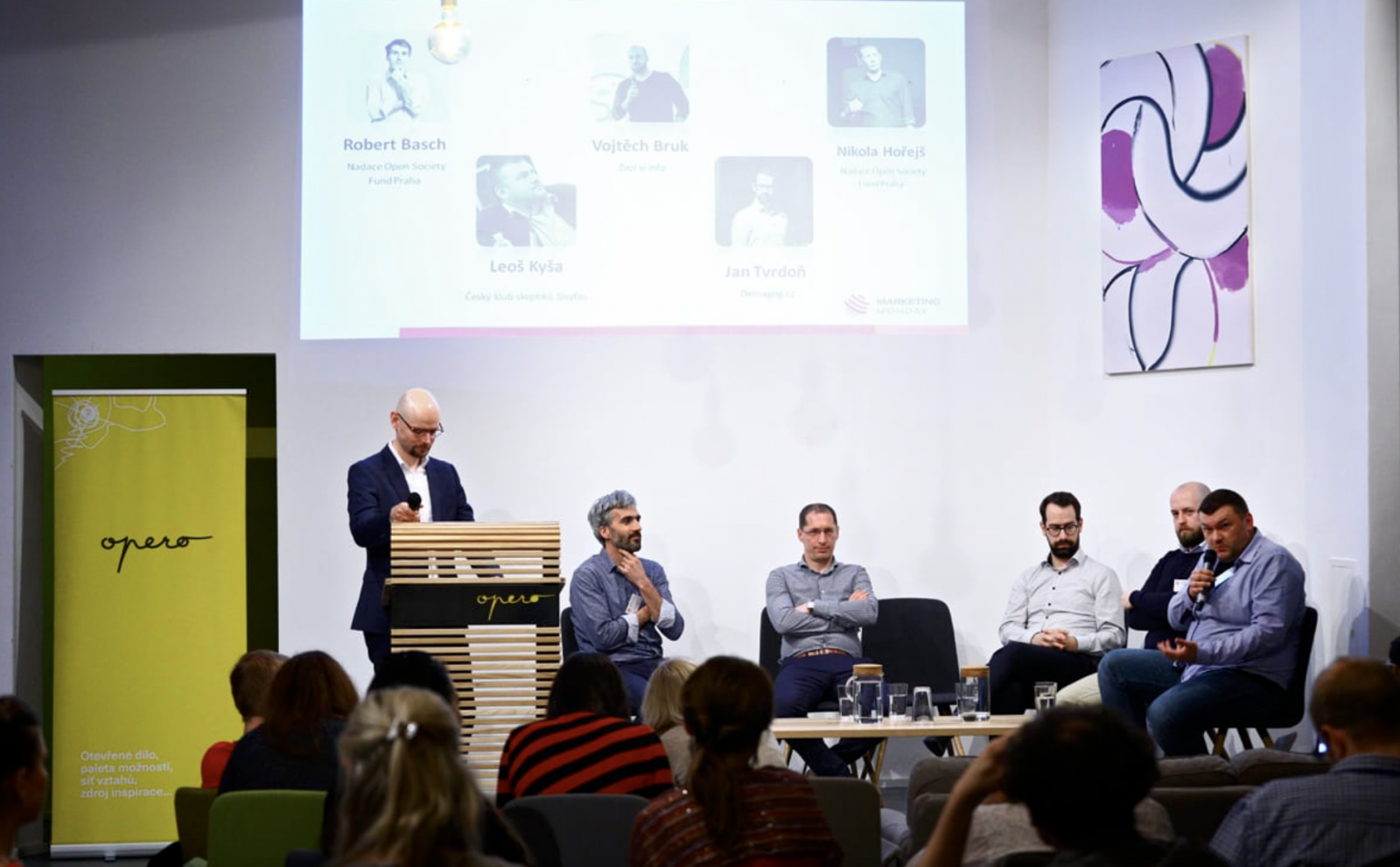 Tématem setkání byla manipulace s fakty. Řada Čechů si podle diskutujících nedostatečně ověřuje informace, které získává z internetu.