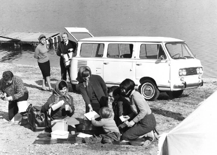 Autor: Archiv Svatopluka Jíchy, se svolením Minibus Fiat 600 Familiare na fotografii tiskového oddělení koncernu Fiat. V případě plného obsazení a maximální zátěže by se malý čtyřválec musel hodně „ohánět“